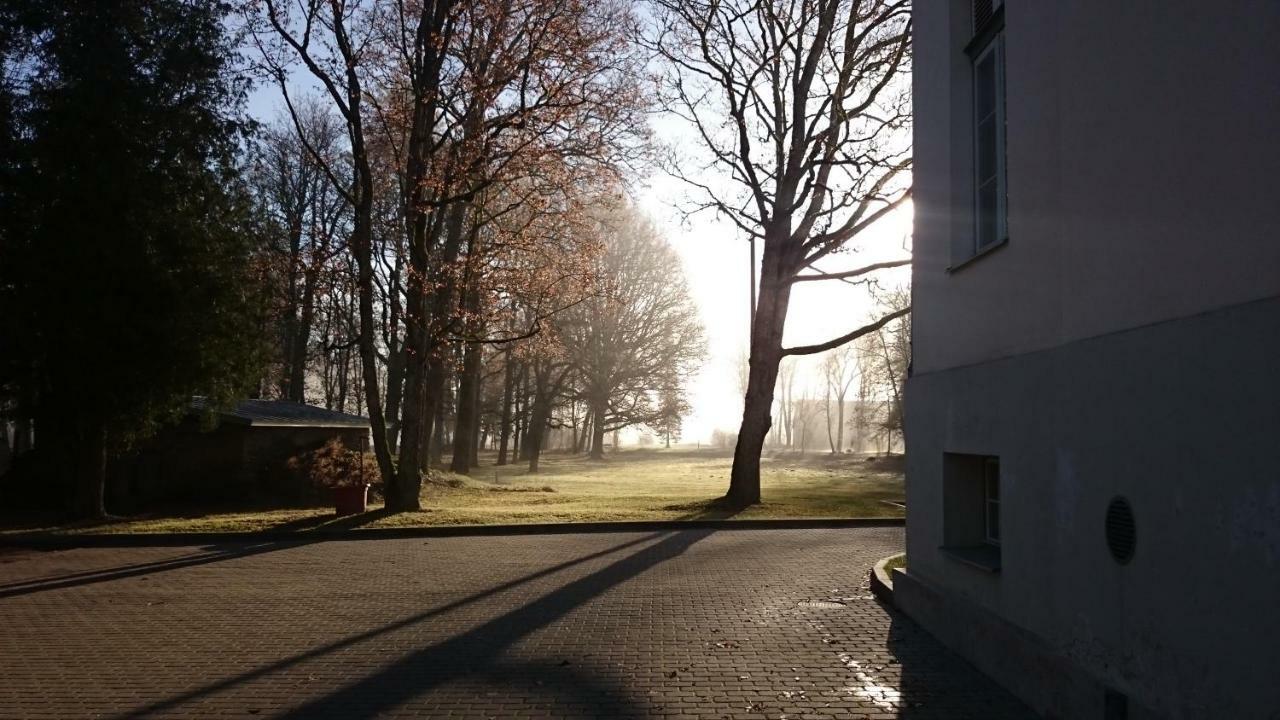 Saku Mois & Saku Manor Hotel Buitenkant foto